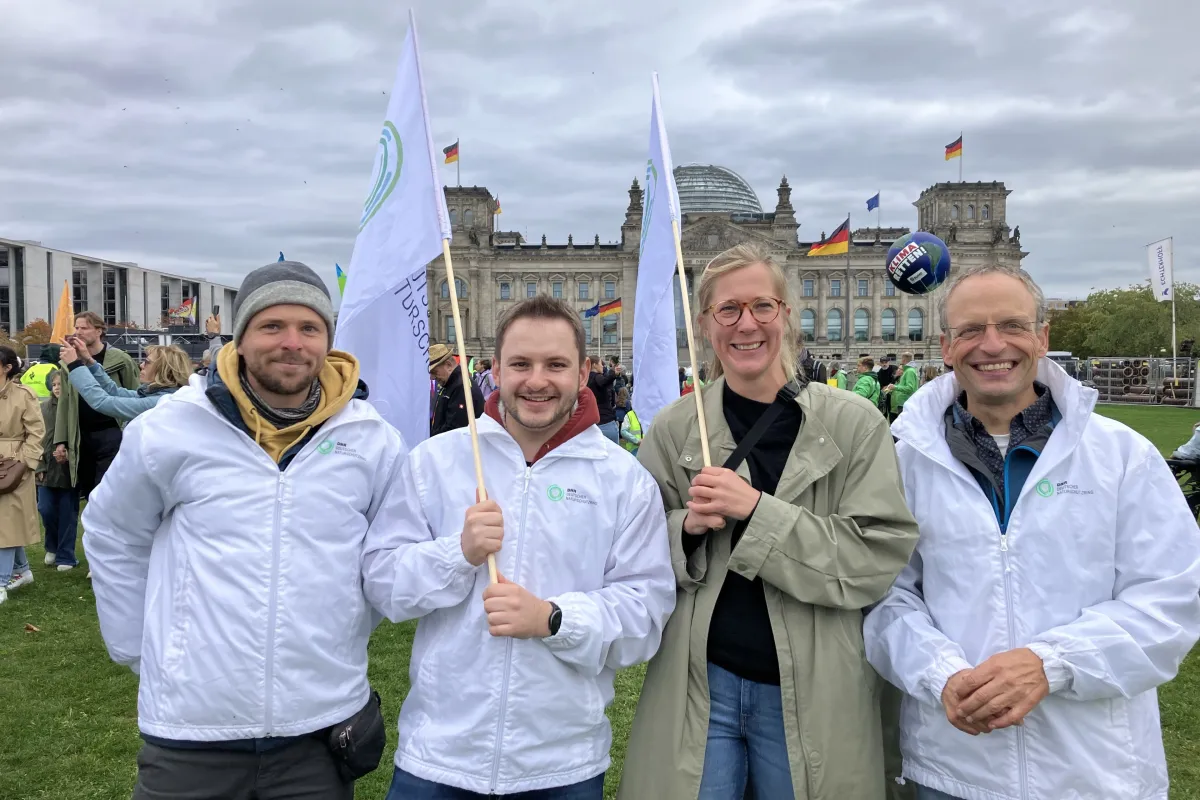 Vertreterinnen und Vertreter des Deutschen Naturschutzrings auf der Demonstration "Ausbauen statt Ausbremsen" am 9. Oktober in Berlin
